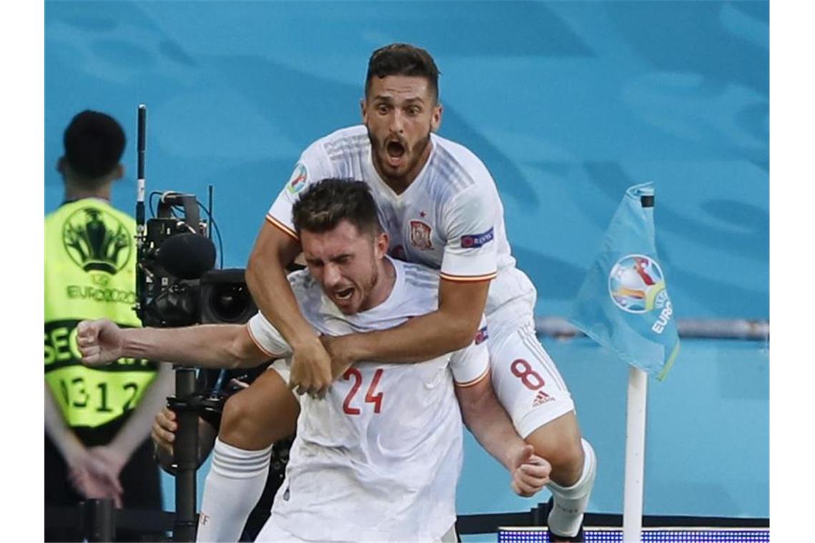 Furiose Spanier stürmen ins Achtelfinale - Aus für Slowakei Spaniens Aymeric Laporte (l) feiert nach dem zweiten Tor seiner Mannschaft. Foto: Jose Manuel Vidal/EPA Pool/AP/dpa