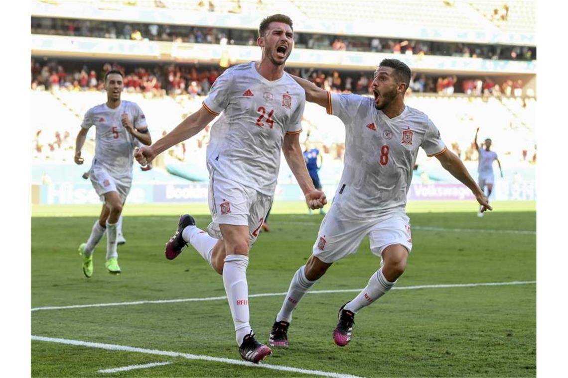 Furiose Spanier stürmen ins Achtelfinale - Aus für Slowakei Spaniens Aymeric Laporte (M) feiert nach dem zweiten Tor seiner Mannschaft mit seinem Teamgefährten Koke. Foto: David Ramos/Getty Pool/AP/dpa
