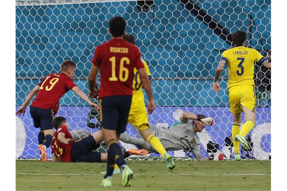 Spaniens Dani Olmo (l) verpasst eine Chance trotz kurzer Distanz und scheitert an Schwedens Torhüter Robin Olsen (M). Foto: Jose Manuel Vidal/Pool EPA/dpa