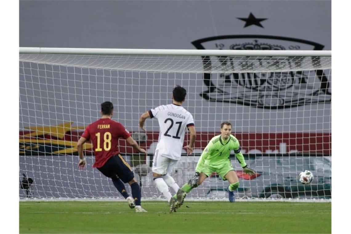 Spaniens Ferran Torres (l) erzielt das Tor zum 5:0 gegen Deutschlands Torhüter Manuel Neuer. Foto: Daniel Gonzales Acuna/dpa