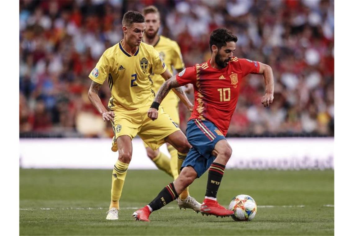 Spaniens Isco (r) führt den Ball gegen Schwedens Mikael Lustig. Foto: Enrique de la Fuente/Shot for pr/gtres