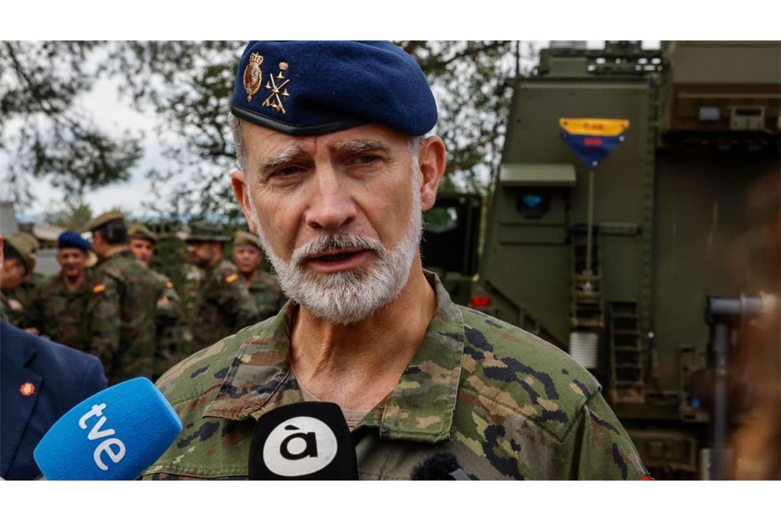 Spaniens König Felipe zeigte sich demonstrativ in Militäruniform vor Ort.