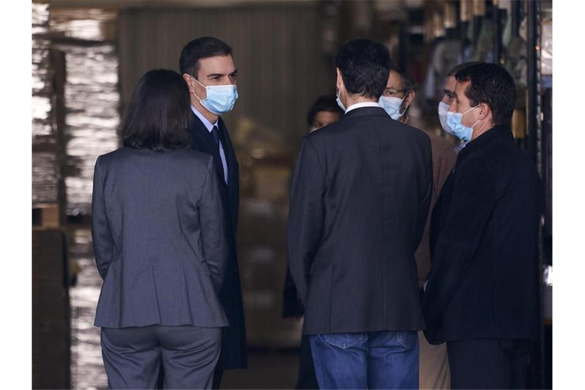 Spaniens Ministerpräsident Pedro Sánchez (2.v.l.) beim Besuch einer Firma für Medizinprodukte. Foto: Legan P. Mace/SOPA Images via ZUMA Wire/dpa