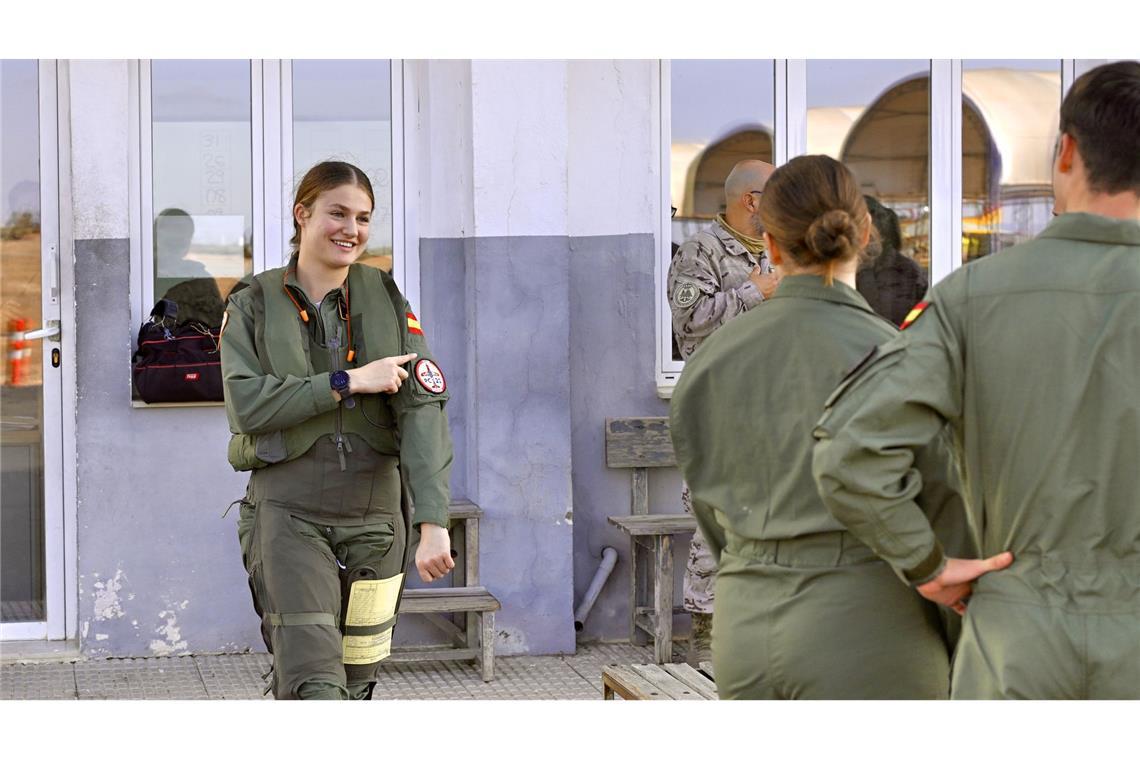 Spaniens Prinzessin Leonor (l) bekommt beim Militär keine Extrawürste. (Archivbild)