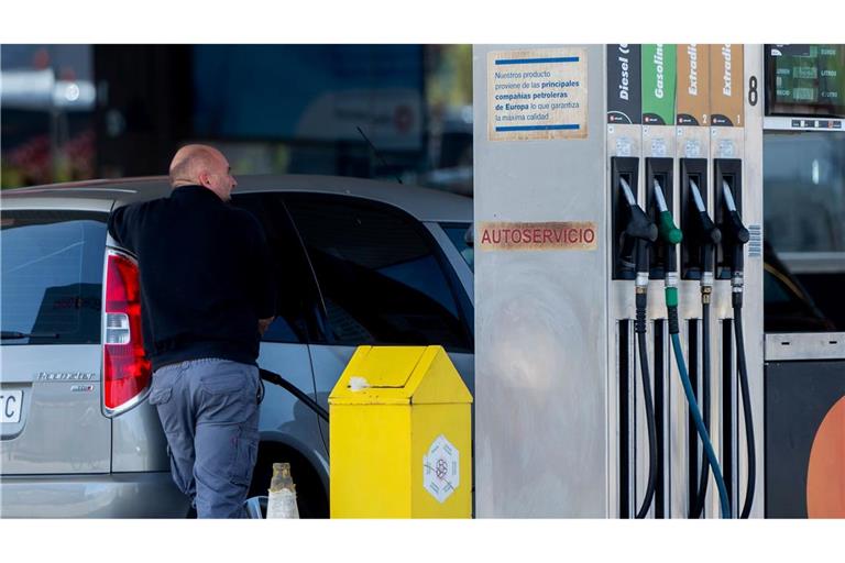 Spaniens Regierung will den Anstieg der Benzin- und Dieselpreise an den Zapfsäulen durch eine Senkung der Mehrwertsteuer bremsen. (Archivbild)