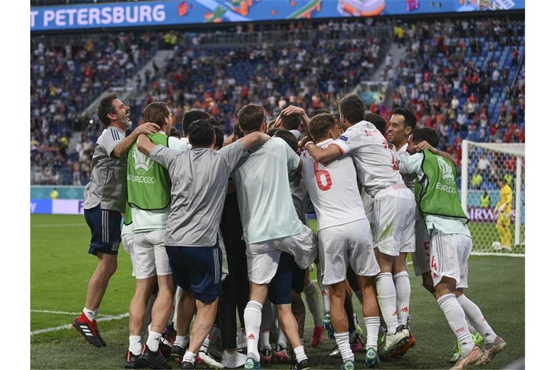 Spaniens Spieler feiern in St. Petersburg ihren Sieg im Elfmeterschießen. Foto: Kirill Kudryavtsev/Pool AFP/AP/dpa