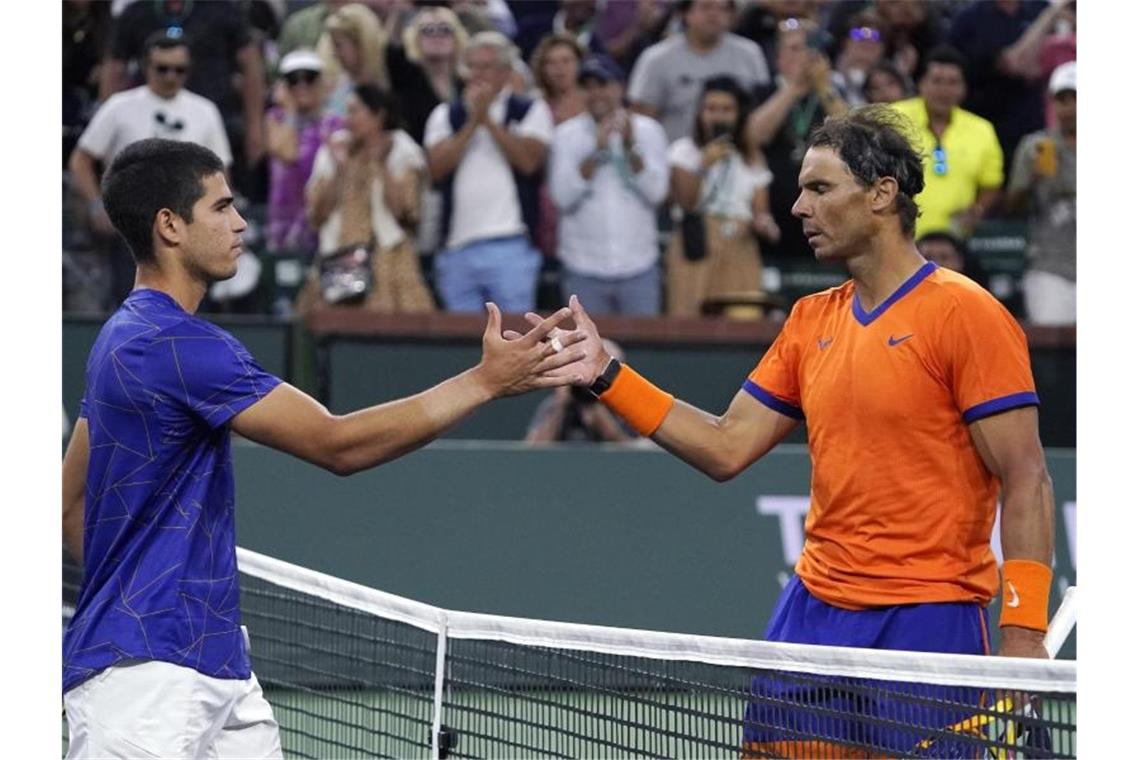 Nadal bleibt ungeschlagen: Indian-Wells-Finale gegen Fritz Spaniens Superstar Rafael Nadal (r) besiegte im Halbfinale von Indian Wells seinen Landsmann Carlos Alcaraz. Foto: Mark J. Terrill/AP/dpa