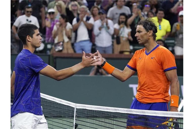 Spaniens Superstar Rafael Nadal (r) besiegte im Halbfinale von Indian Wells seinen Landsmann Carlos Alcaraz. Foto: Mark J. Terrill/AP/dpa