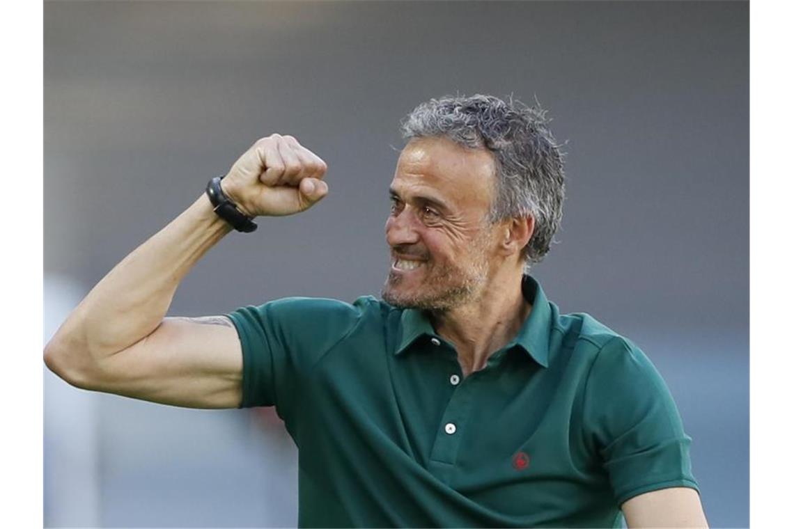 Spaniens Trainer Luis Enrique jubelt nach einem Tor. Foto: Jose Manuel Vidal/EPA Pool/AP/dpa