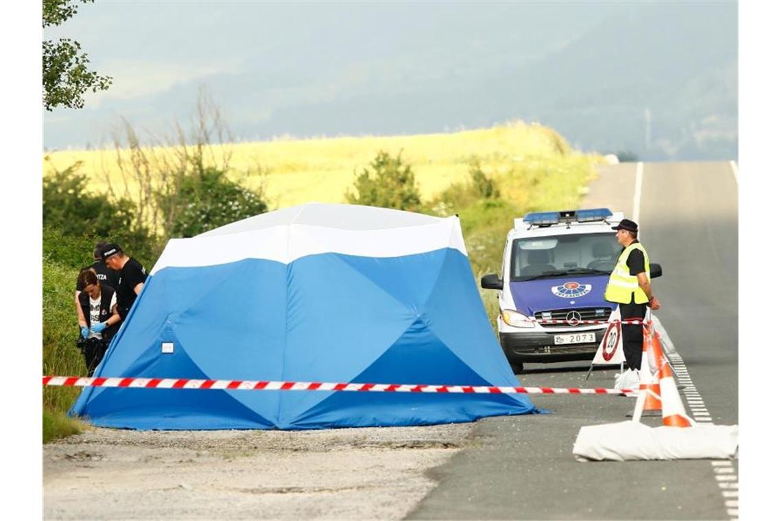 Spanische Polizisten sichern den Fundort der Leiche von Tramperin Sophia Lösche nahe der Autobahn bei Asparrena. Foto: Jesus Andrade/El Correo