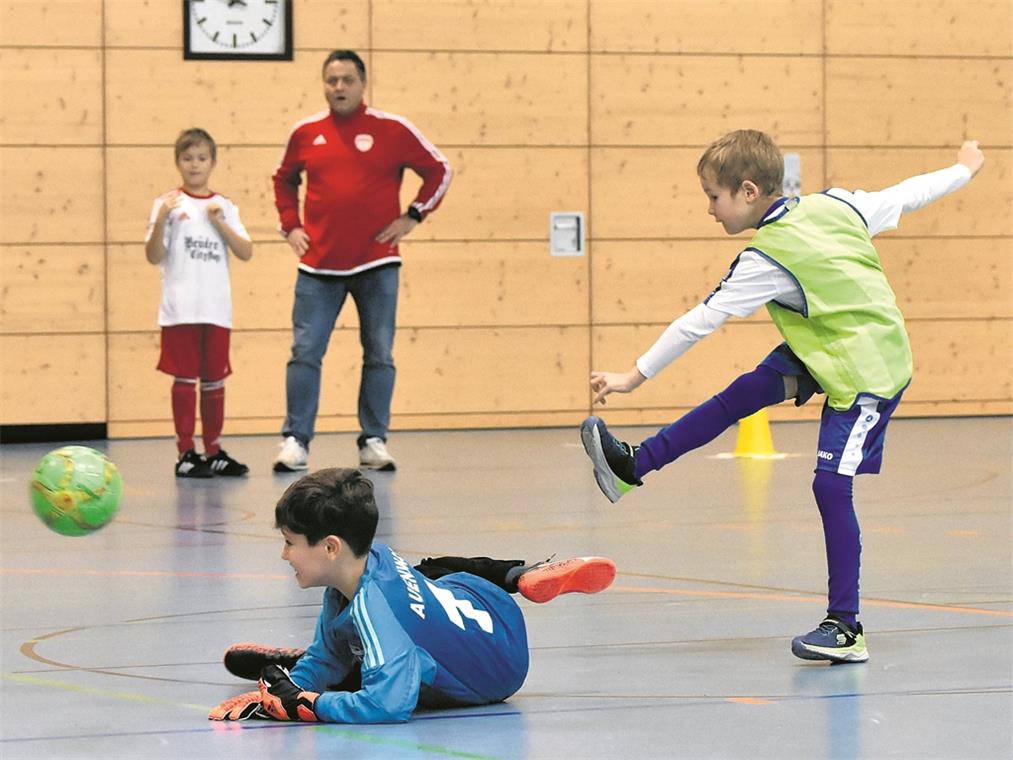 Spannende Spiele, wie hier im E-Jugend-Jahrgang 2009 zwischen der Spvgg Kleinaspach/Allmersbach (beim Schuss) und der SGM Auenwald, gab es in der Mühlfeldhalle zu sehen. Foto: T. Sellmaier