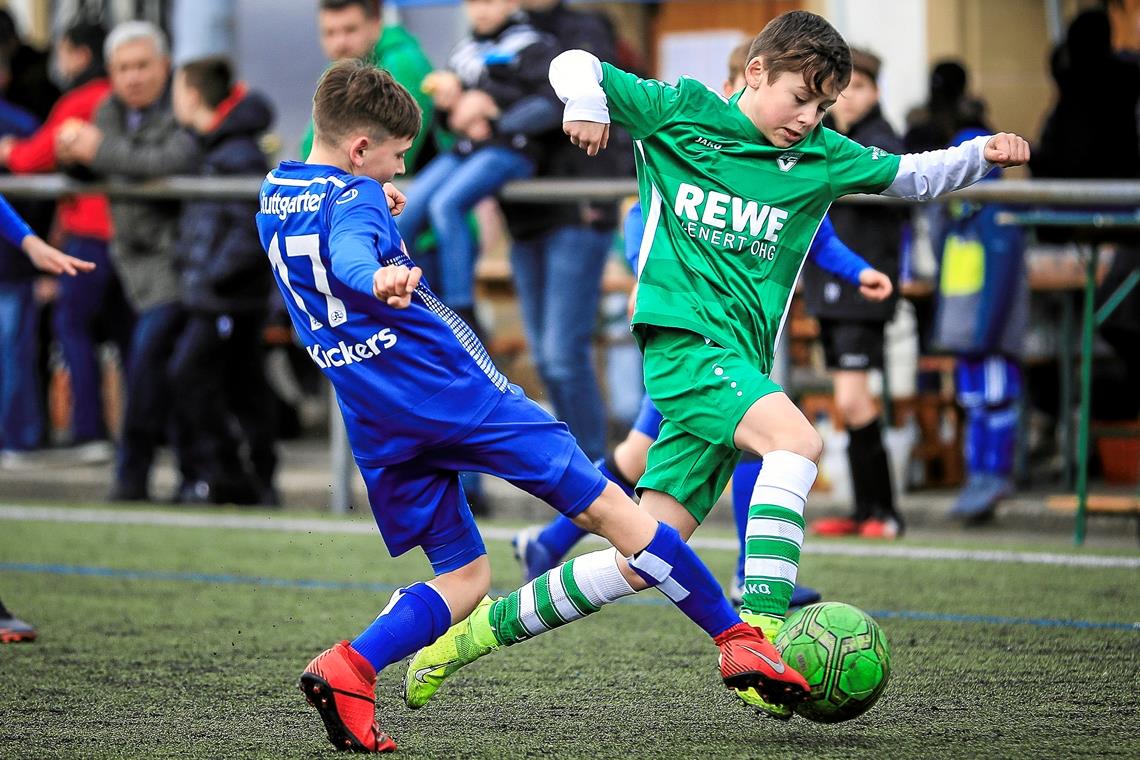 Spannende Spiele wie zwischen dem Turniersieger Stuttgarter Kickers (blaue Trikots) und der ersten Mannschaft des FC Viktoria Backnang gab es beim E-Jugend-Turnier der Grünen. Foto: A. Becher