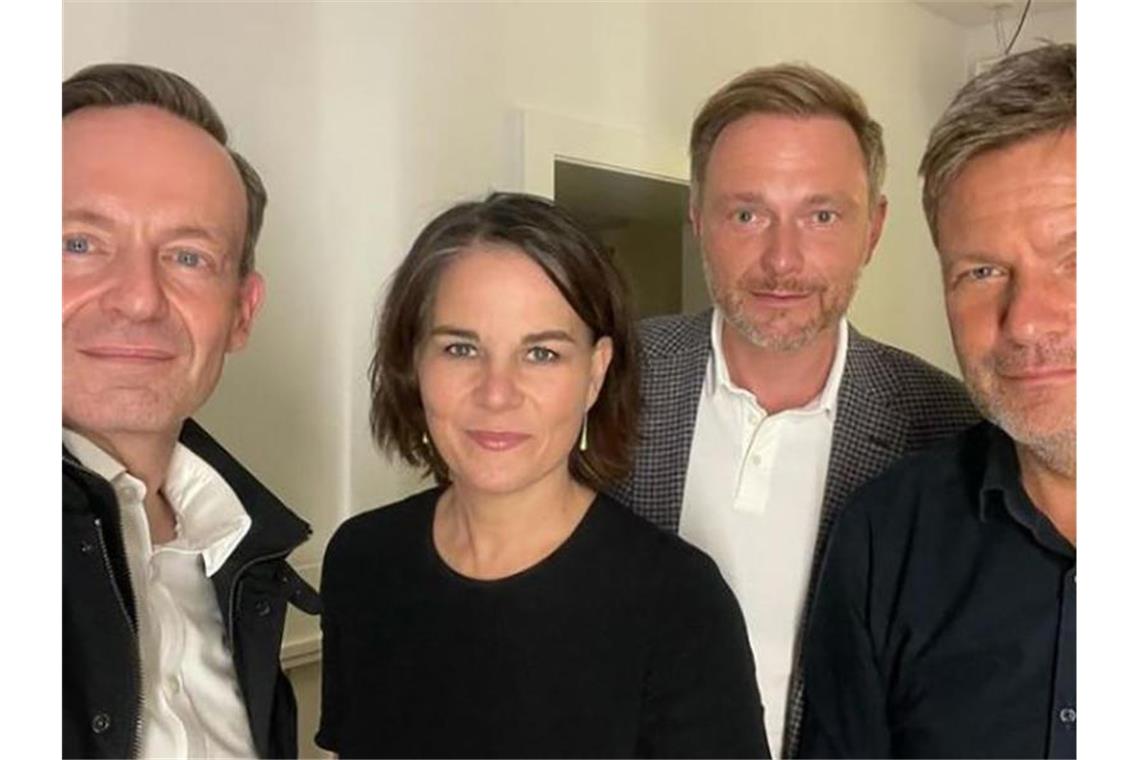 Grüne und FDP starten Suche nach einer neuen Regierung „Spannende Zeiten“: FDP-Generalsekretär Volker Wissing (von links nach rechts), Grünen-Chefin Annalena Baerbock, FDP-Chef Christian Lindner und der Co-Bundesvorsitzende der Grünen, Robert Habeck, veröffentlichen nach ersten Gesprächen ein Selfie - mit abgestimmtem Wortlaut. Foto: Volker Wissing/FDP/dpa