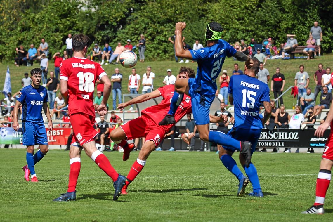 Spannender Schlagabtausch in den Etzwiesen: Hier wird Marc Bitzer noch gestoppt, später köpft der TSG-Innenverteidiger in seinem ersten Punktspiel für die Roten das verdiente 1:1. Foto: A. Becher