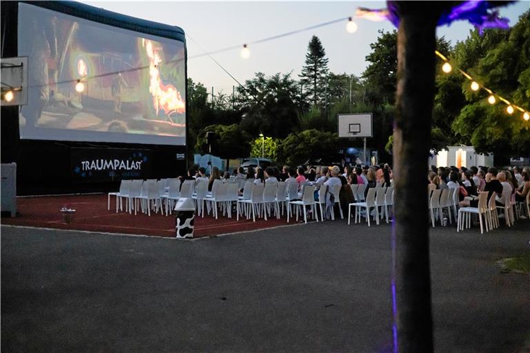 Spannendes Kino unter freiem Himmel bietet das Sommernachtskino im Innenhof der Schickhardt-Realschule. Foto: JG Creative