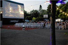 Spannendes Kino unter freiem Himmel bietet das Sommernachtskino im Innenhof der Schickhardt-Realschule. Foto: JG Creative
