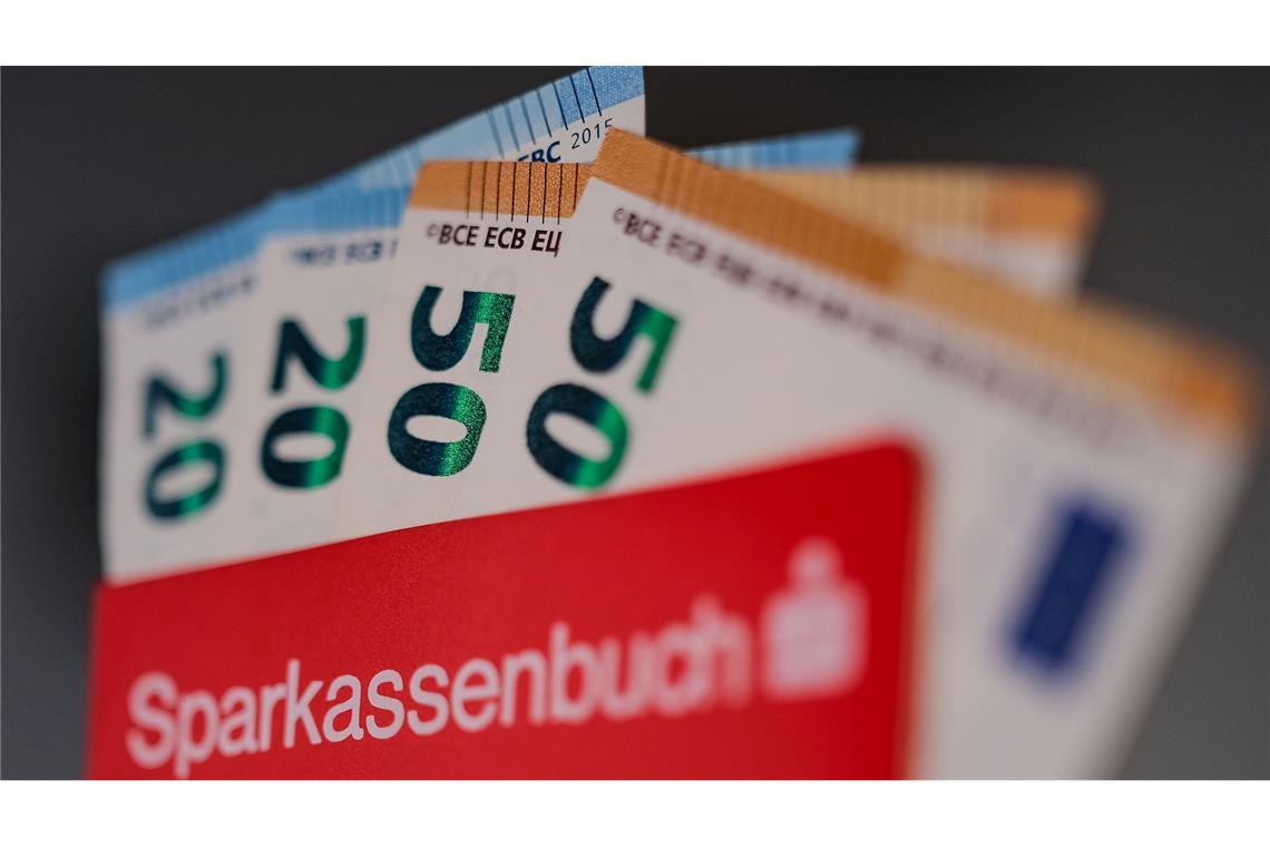 Sparbücher, Tagesgeldkonten, Bargeld: Für gewaltige Geldbeträge gibt es wenig oder gar keine Zinsen. (Symbolbild)