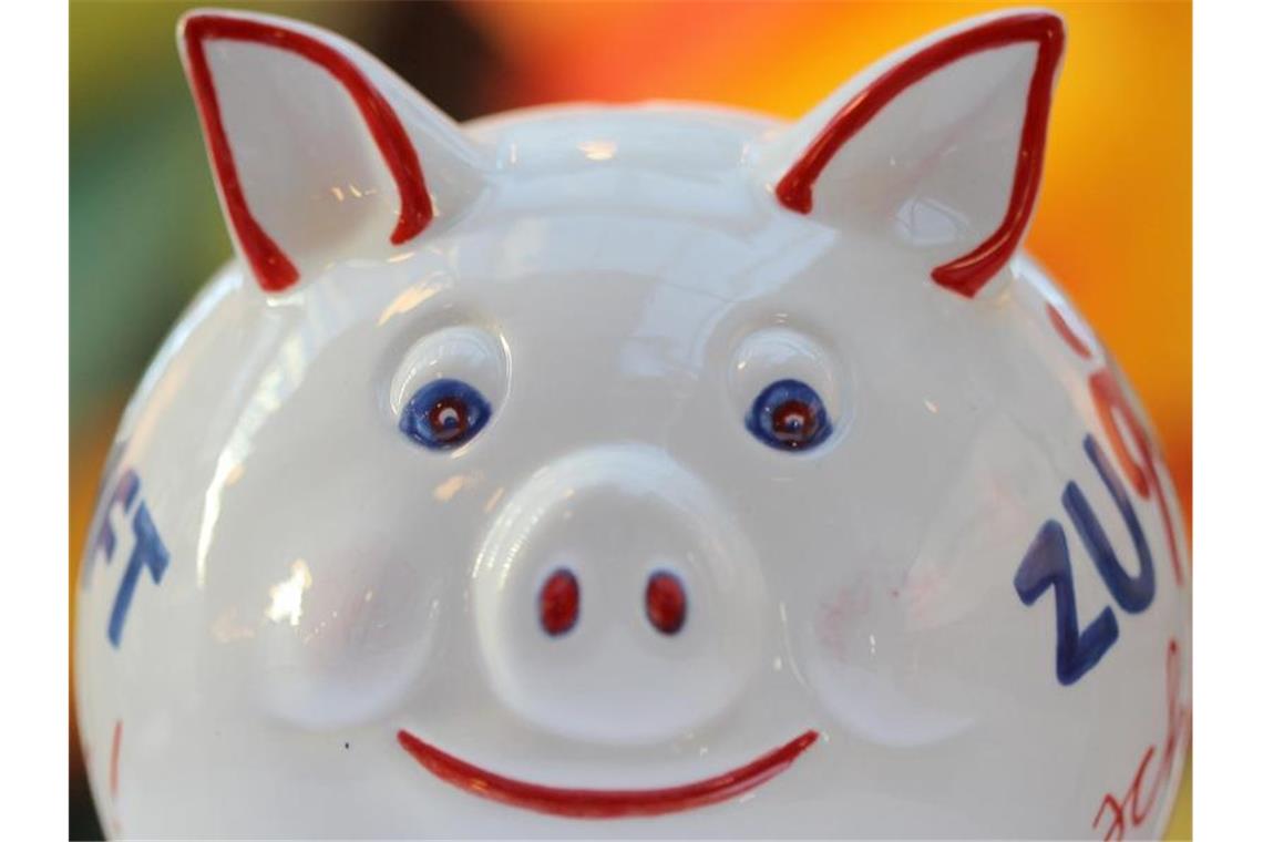 Zinstief setzt Banken weiter zu Sparen, sparen, aber nichts bekommen. Sowohl die Banken als auch ihre Kunden leiden derzeit stark unter den niedrigen Zinsen. Foto: Fredrik von Erichsen