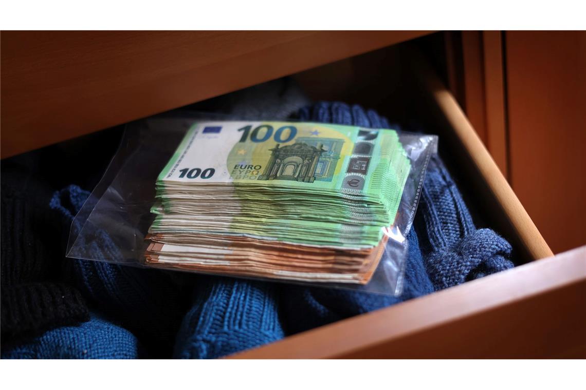 Hohe Preise bremsen Sparer: "Notgroschen" oft zu klein Sparer hierzulande bevorzugen Giro- und Tagesgeldkonten als Geldparkplätze. Vielfach wird aber auch Bargeld zu Hause verwahrt. (Symbolbild)