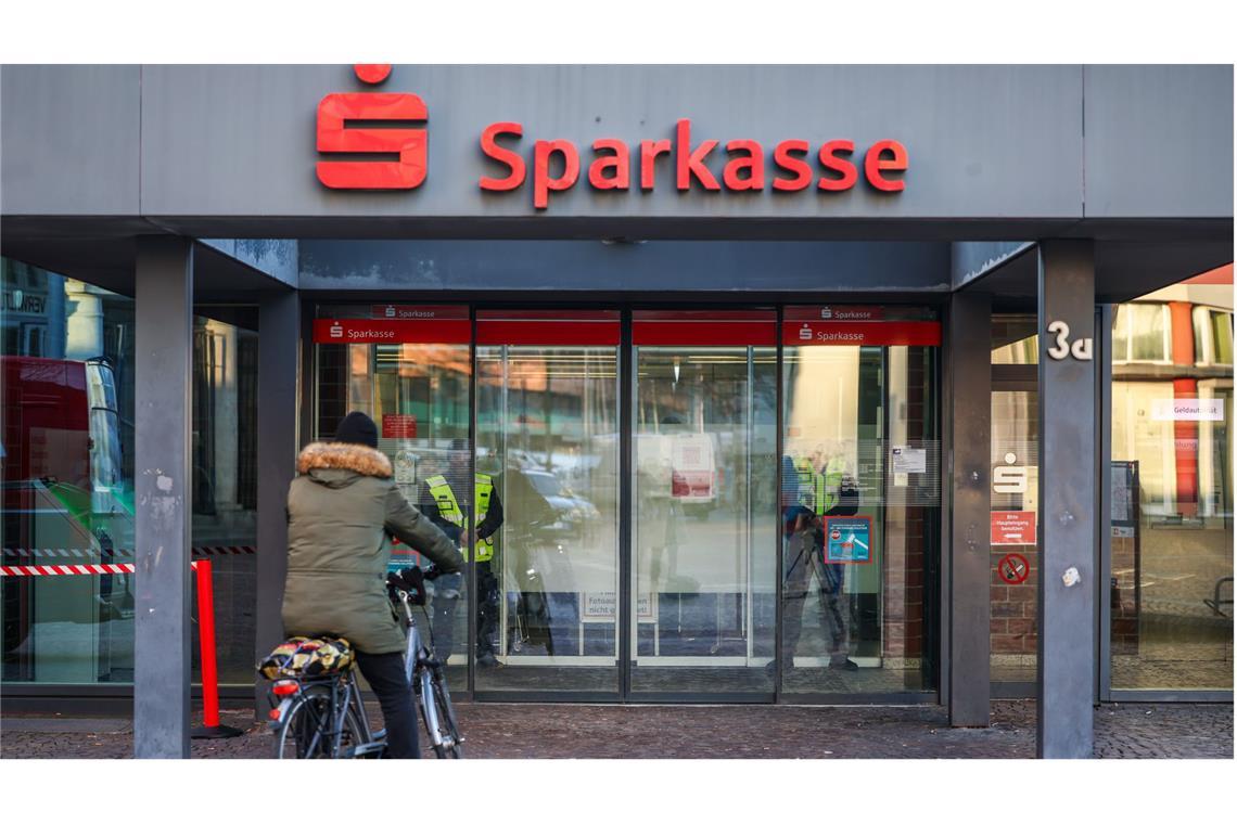 Sparkasse in Gelsenkirchen: Die Bankfiliale hat nach dem Millionen-Einbruch wieder eröffnet.