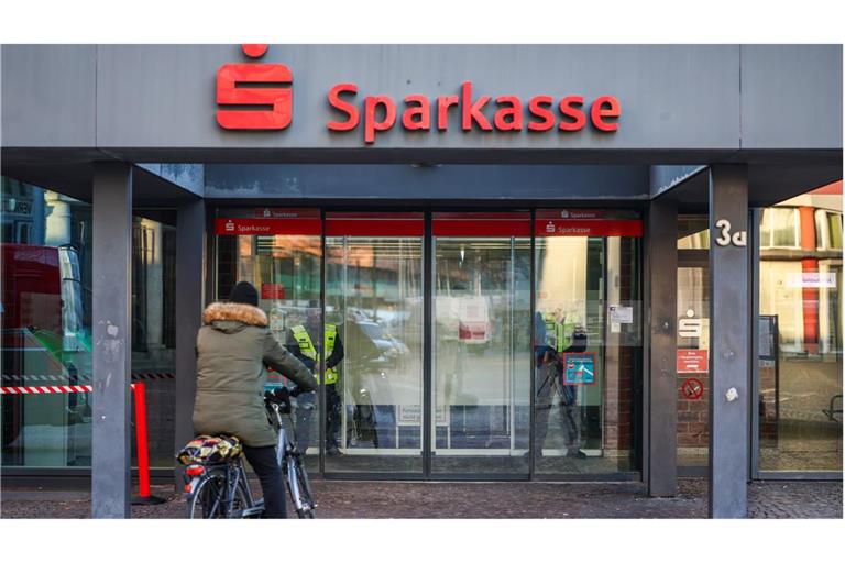 Sparkasse in Gelsenkirchen: Die Bankfiliale hat nach dem Millionen-Einbruch wieder eröffnet.