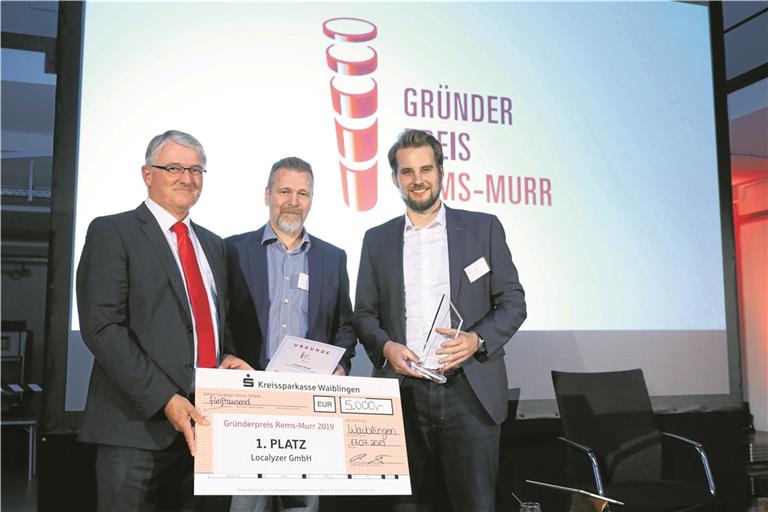 Sparkassen-Vorstand Ralph Walter (von links) überreicht den Gründerpreis Rems-Murr an Jörg Kurzendörfer und Matthias Lange von der Firma Localyzer. Die Unternehmer aus Winnenden unterstützen Kleinbetriebe, die online für sich werben wollen. Foto: G. Habermann