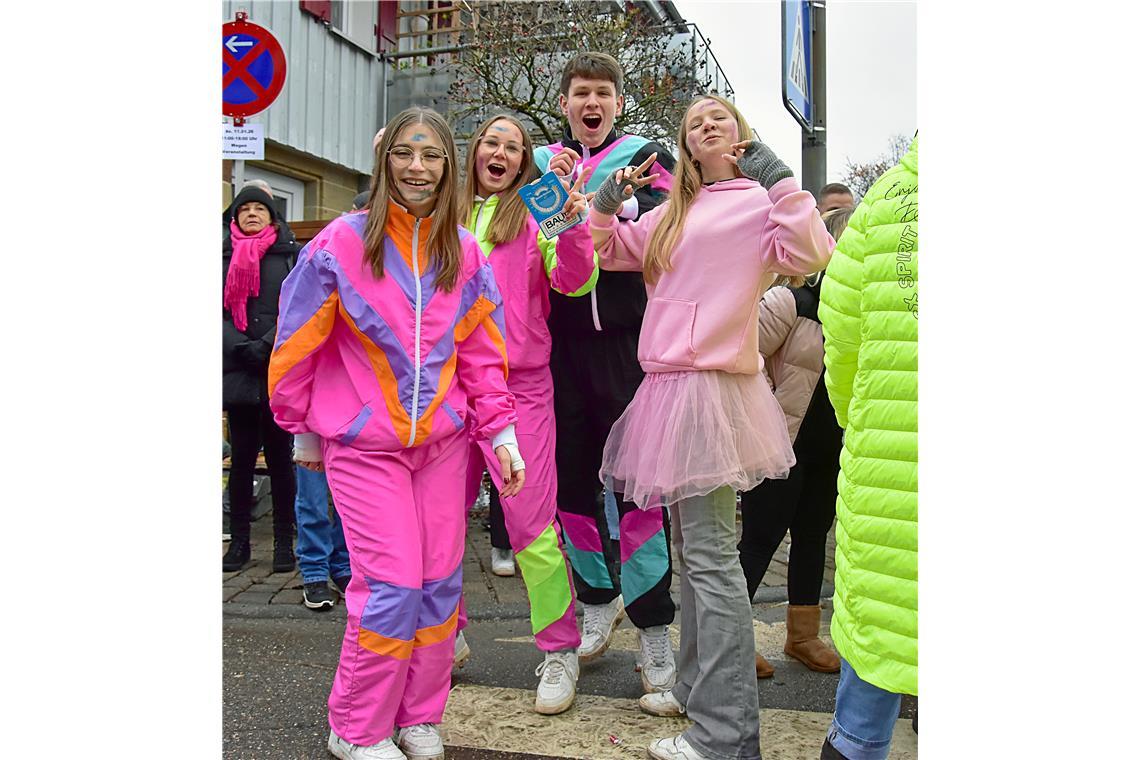 Spaß in Skianzügen und Ballett-Outfit.