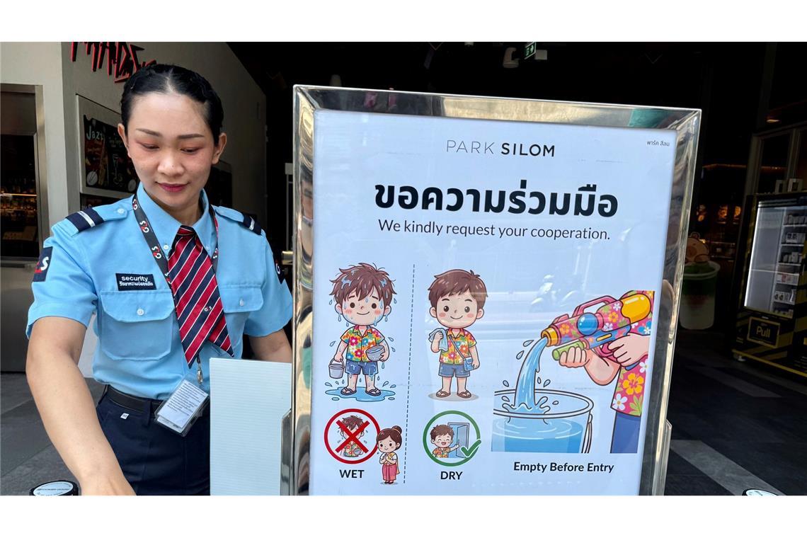 Spaß ja - aber mit Regeln: Vor dem Betreten einiger Gebäude müssen die Wasserpistolen ausgeleert werden.