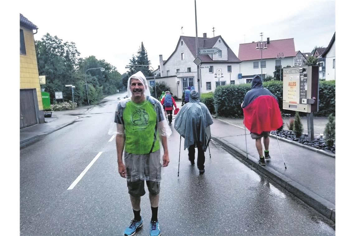 Spaß? Nach durchwanderter Nacht morgens um 6 Uhr im Regen. Ist das eine Frage? Fotos: privat