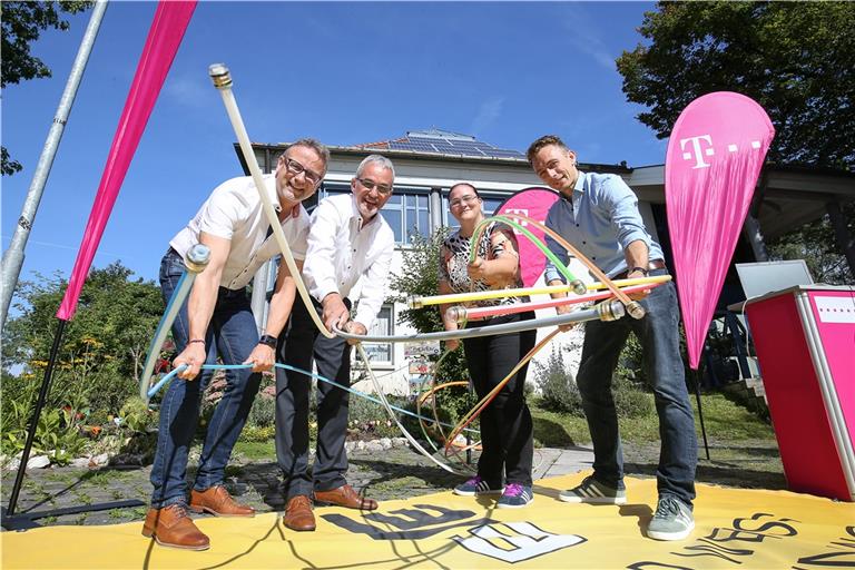 Spatenstich zur Breitbandversorgung in Althütte am Rathaus vor knapp fünf Jahren (von links): Bürgermeister Reinhold Sczuka, Wolfgang Fahrian, Regionalmanager der Deutschen Telekom, Gisela Mayer von der Telekom,Philipp Nägele von der Baufirma Leonhard Weiss. Foto: Alexander Becher