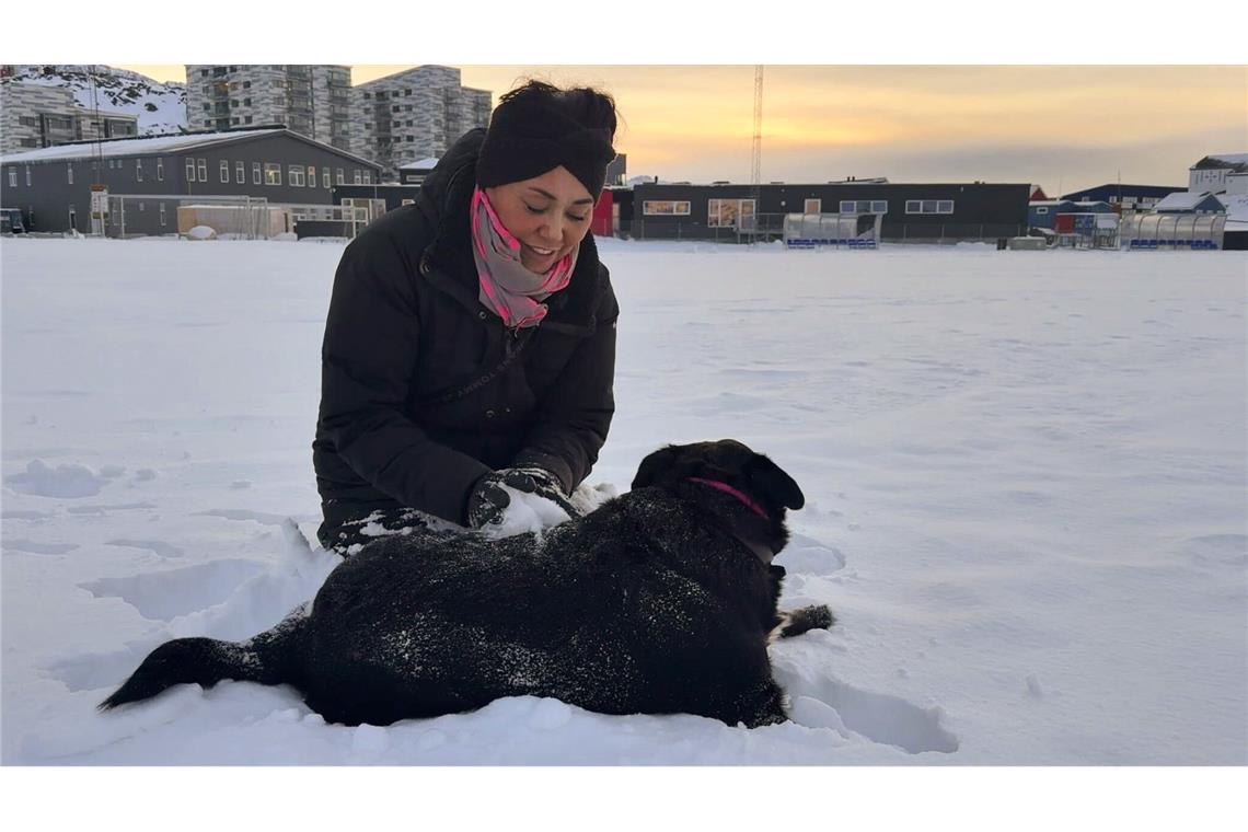 Spaziergänge mit ihrer Hündin Gaia lenken die Grönländerin Tillie Martinussen von der Angst um ihr Land ab.