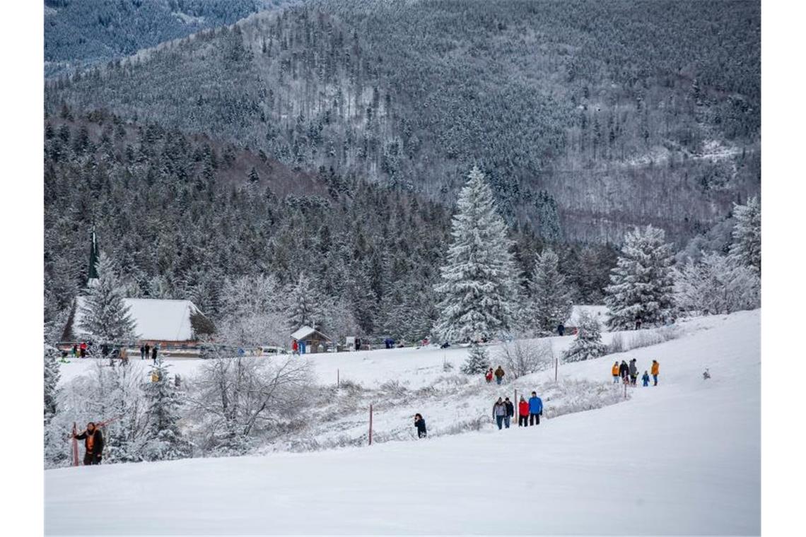 Zufahrt zum Kandel am Sonntag eingeschränkt Spaziergänger gehen nahe dem Gipfel des Kandels durch den Schnee. Foto: Philipp von Ditfurth/dpa/Archivbild