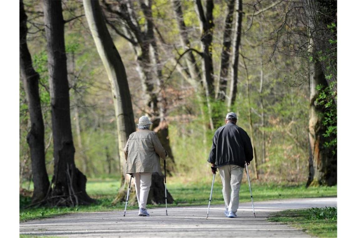 Spaziergänger im Englischen Garten in München - einer Region mit einer höheren Lebenserwartung als in Norddeutschland. Foto: picture alliance / dpa