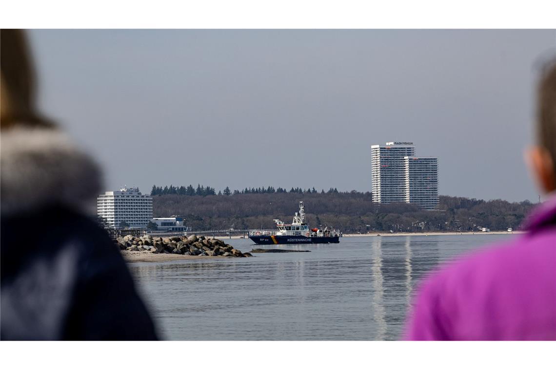 Spaziergänger nehmen Anteil am Schicksal des Wals.