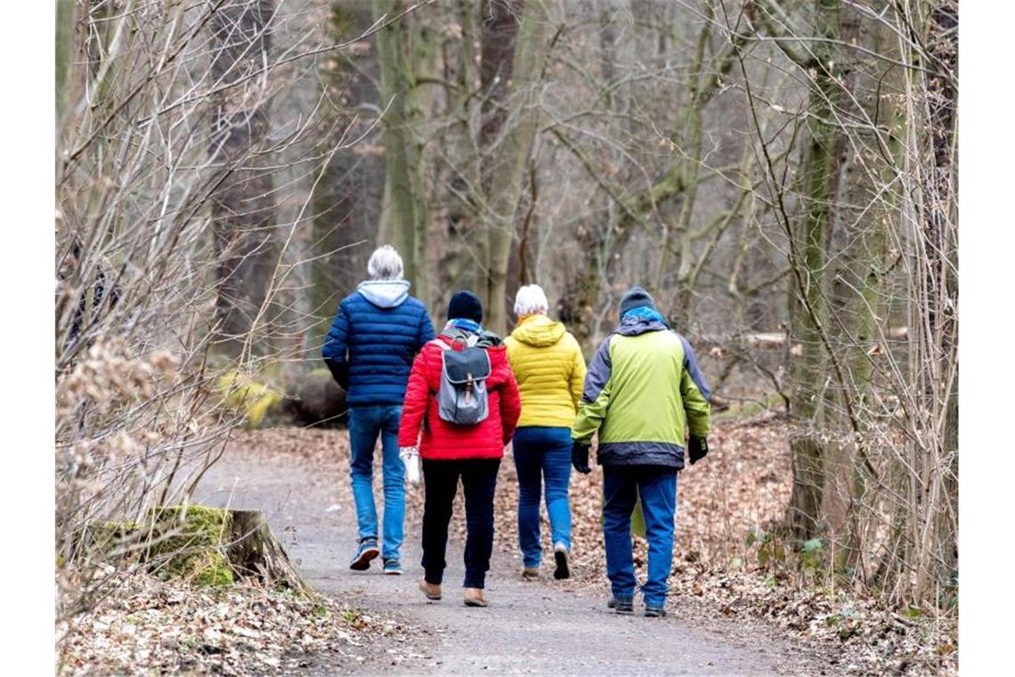Der Drang nach draußen bringt Probleme für den Wald Spaziergänger sind in einem Wald im Naturschutzgebiet Riddagshausen unterwegs. Foto: Hauke-Christian Dittrich/dpa