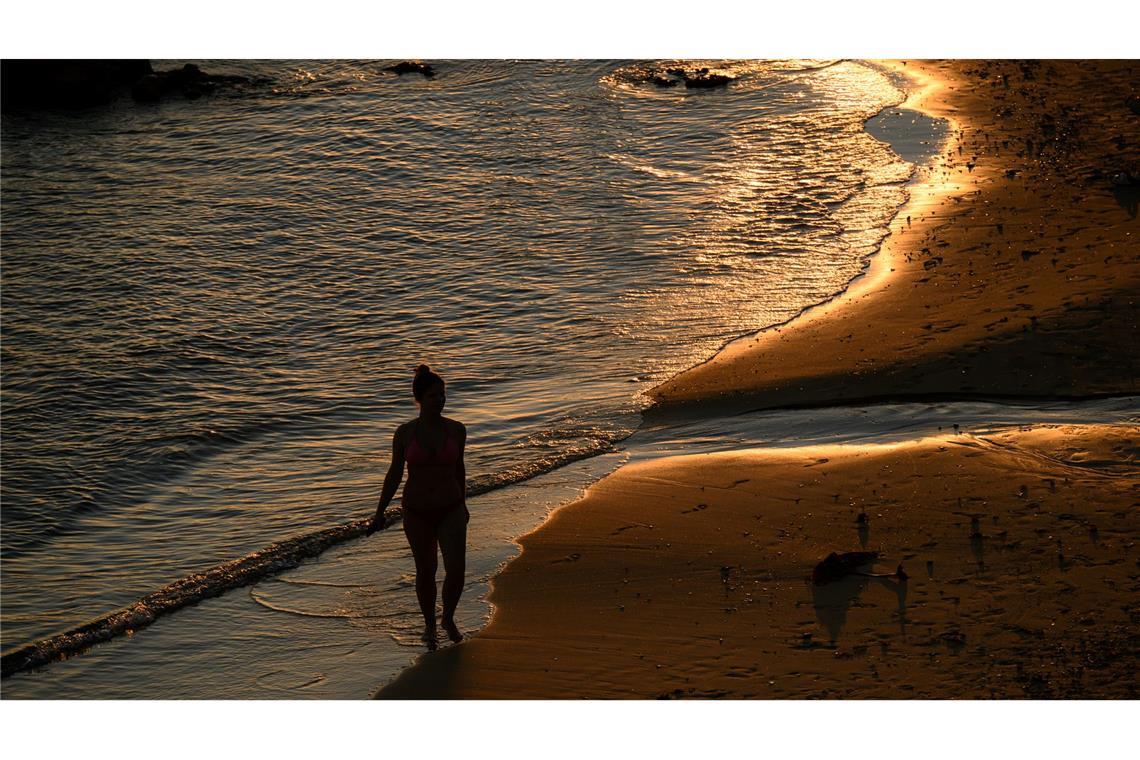 Spaziergang in der Abendsonne: Eine Person geht über den Sand am Milk Beach.