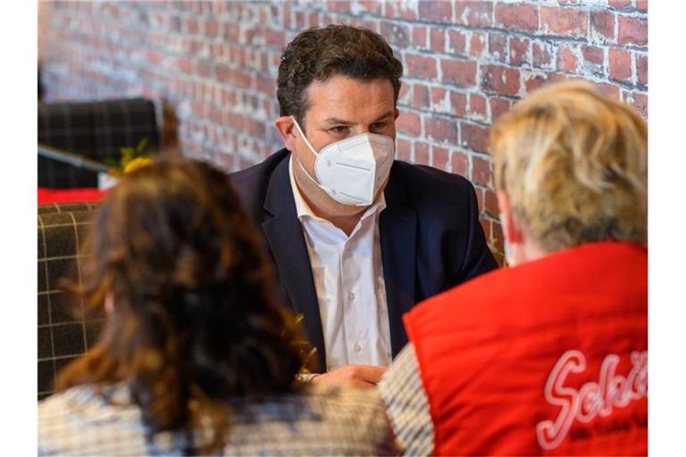 SPD-Arbeitsminister Hubertus Heil spricht in einer Bäckerei mit Mitarbeiterinnen, die vom neuen Mindestlohn profitieren könnten. Foto: Klaus-Dietmar Gabbert/dpa-Zentralbild/dpa