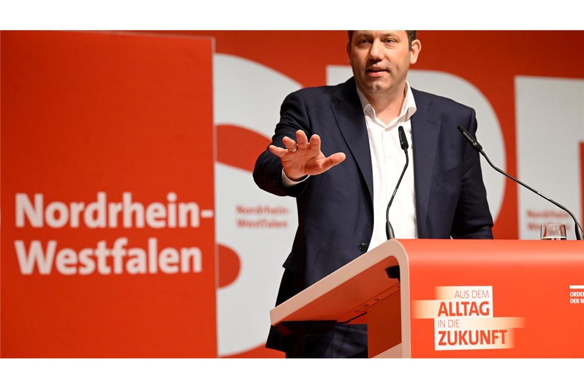 Klingbeil wehrt sich gegen Kritik der Parteibasis SPD-Bundesparteichef Lars Klingbeil weht von der nordrhein-westfälischen Basis ein scharfer Wind entgegen.