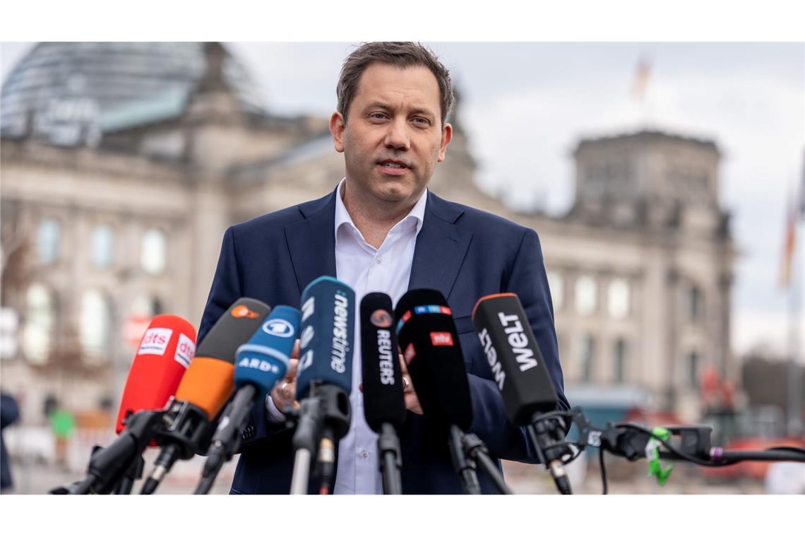 Milliarden-Paket für Verteidigung und Infrastruktur steht SPD-Chef Klingbeil fordert ungeachtet der Einigung auf das Finanzpaket Reformen für Deutschland.
