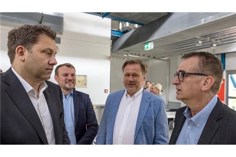 SPD-Chef Lars Klingbeil will sich für Industriearbeitsplätze in Stahlwerken einsetzen.