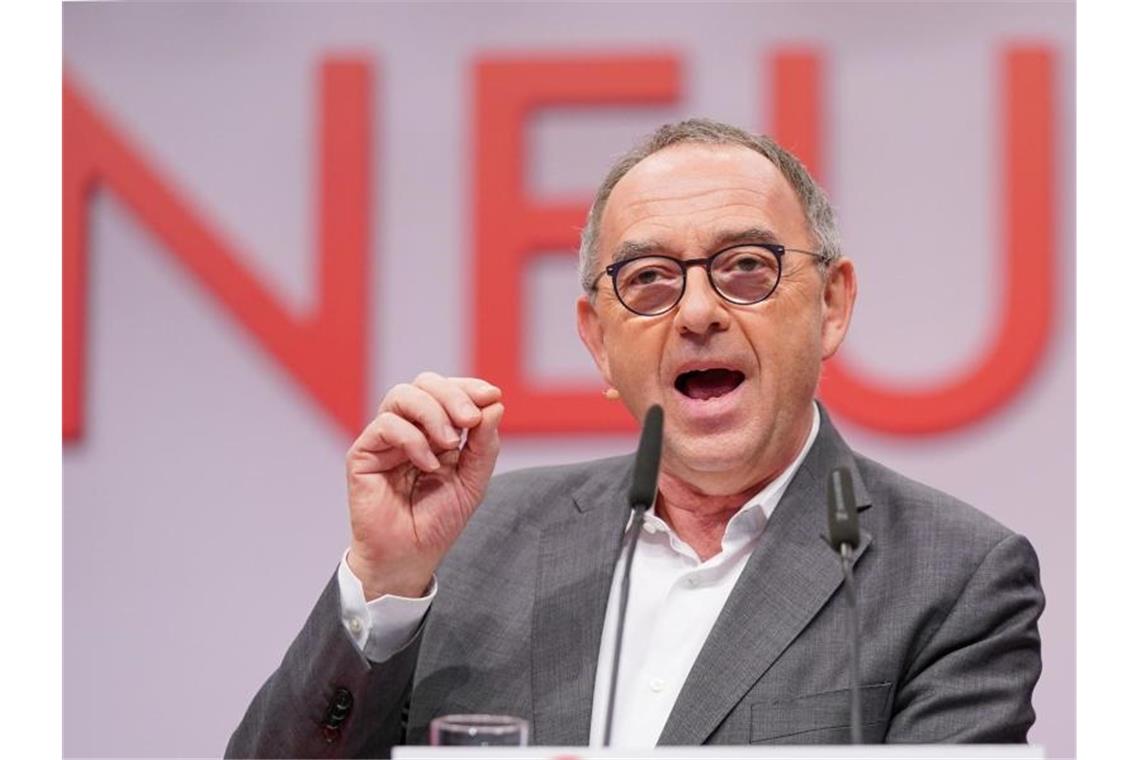SPD-Chef Norbert Walter-Borjans fordert eine Ausweitung der geplanten Grundrente über den Koalitionskompromiss hinaus. Foto: Kay Nietfeld/dpa
