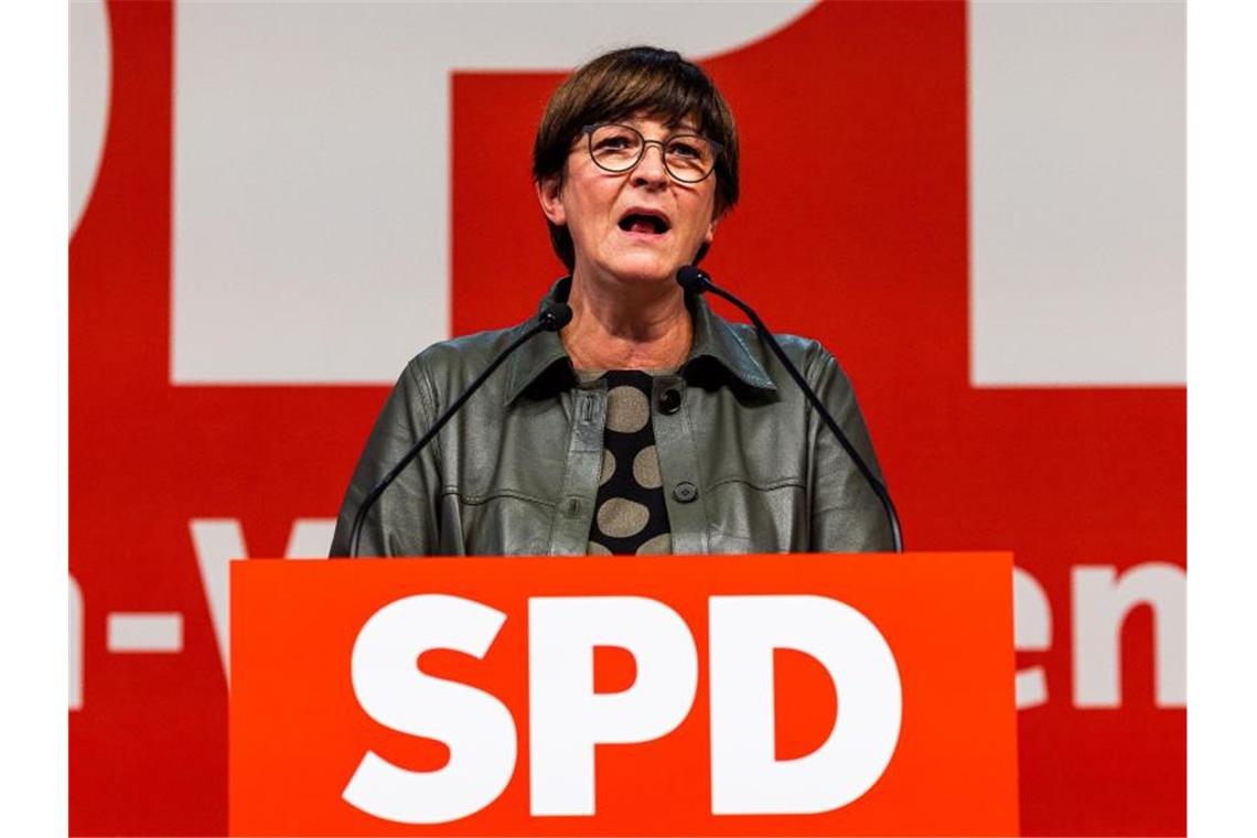 SPD-Chef Saskia Esken wirbt auf dem Landesparteitag in Freiburg für die Ampel-Koalition. Foto: Philipp von Ditfurth/dpa