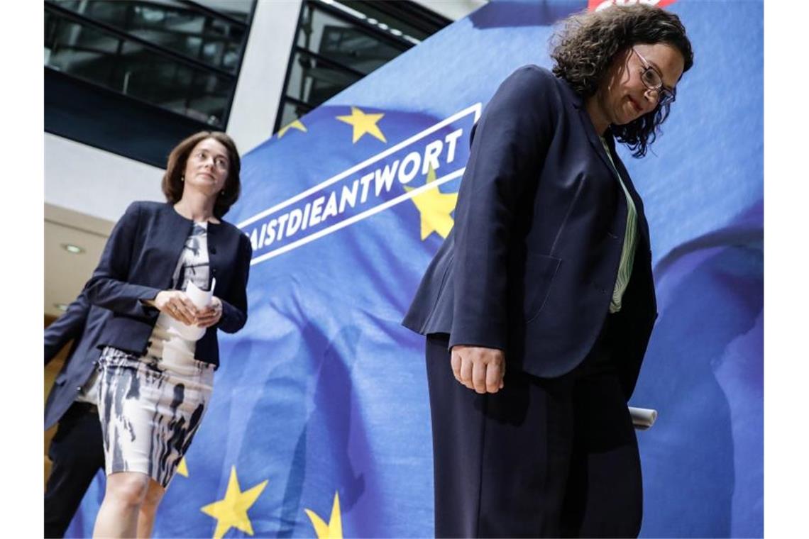 SPD-Chefin Andrea Nahles und die Spitzenkandidatin für die Europawahl, Katarina Barley, nach der Pressekonferenz zu den ersten - schlechten - Wahlergebnissen. Foto: Wolfgang Kumm