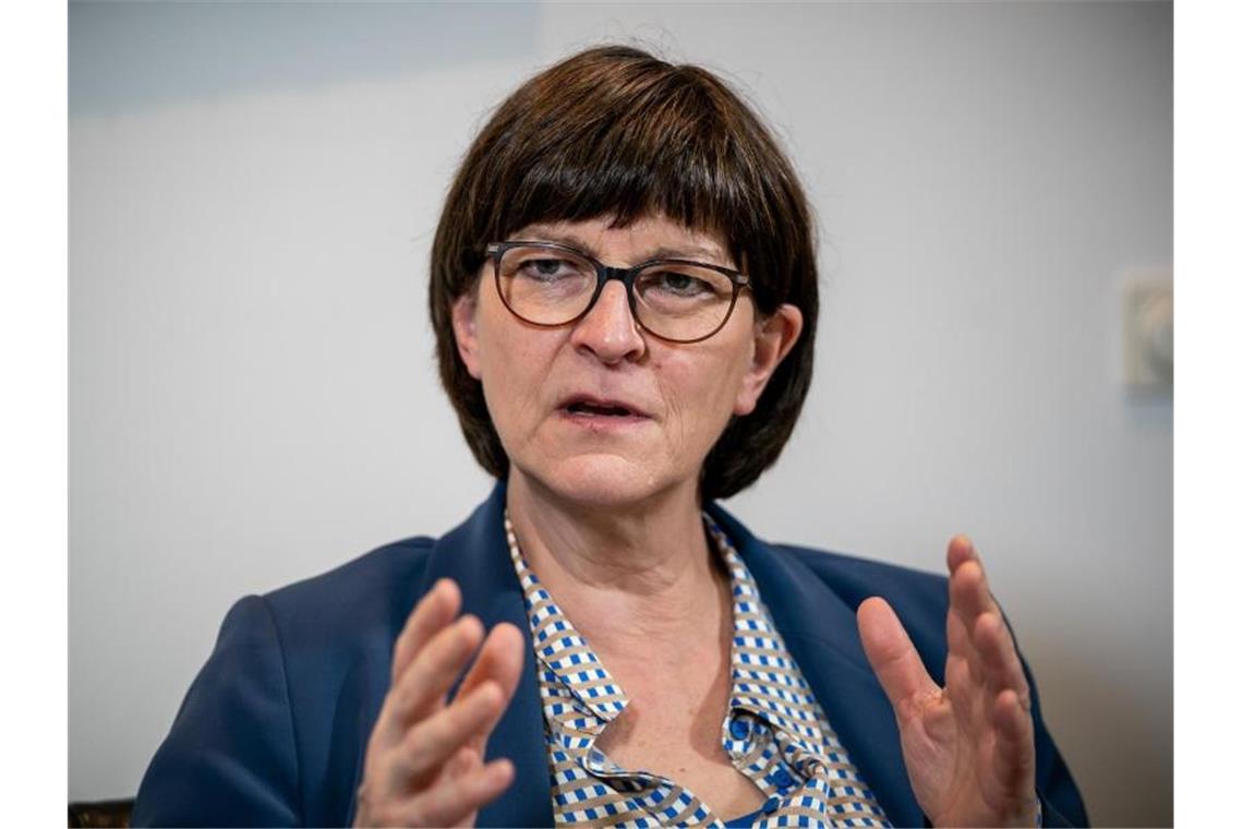 SPD-Chefin Saskia Esken: „Die Vermögensabgabe steht ja in unserem Grundgesetz“. Foto: Michael Kappeler/dpa