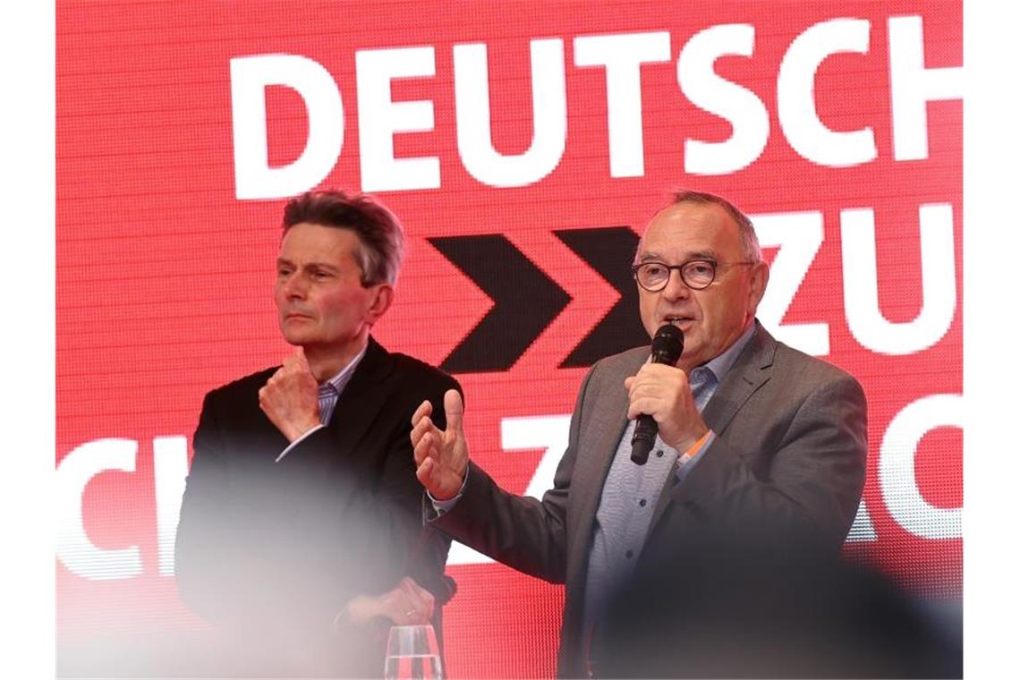 Hochspannung in Berlin vor dem Wahlsonntag SPD-Co-Chef Norbert Walter-Borjans (r) und Rolf Mützenich, Vorsitzender der SPD-Bundestagsfraktion, in Köln. Foto: Rolf Vennenbernd/dpa