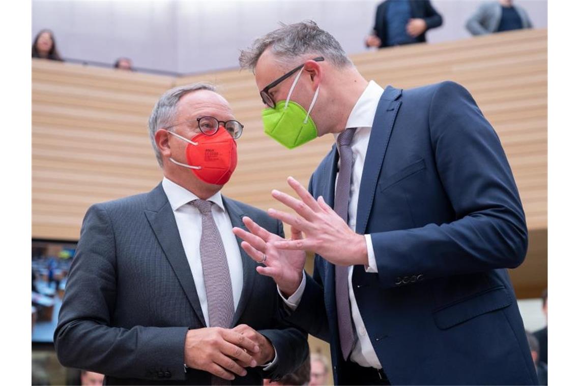 SPD-Fraktionschef Andreas Stoch (l) und Grünen-Fraktionschef Andreas Schwarz unterhalten sich vor einer Landtagssitzung. Foto: Bernd Weißbrod/dpa