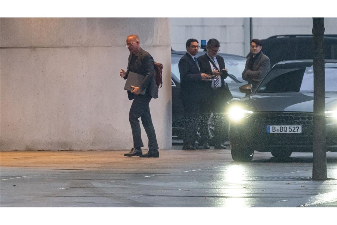 SPD-Fraktionschef Matthias Miersch hat auf dem Weg ins Kanzleramt Unterlagen dabei.