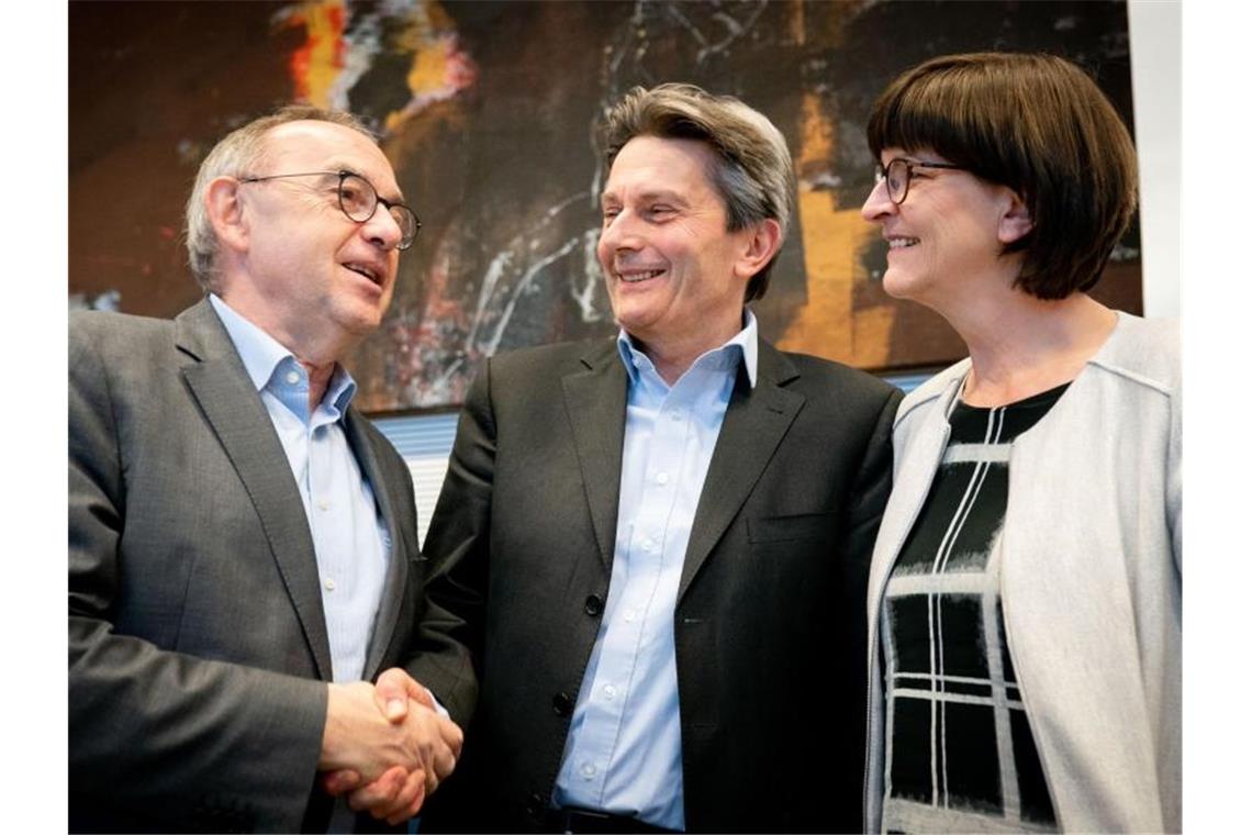 SPD-Fraktionschef Rolf Mützenich (M) begrüßt die neuen Parteichefs Norbert Walter-Borjans (l) und Saskia Esken zu Beginn der Sitzung der Bundestagsfraktion. Foto: Kay Nietfeld/dpa