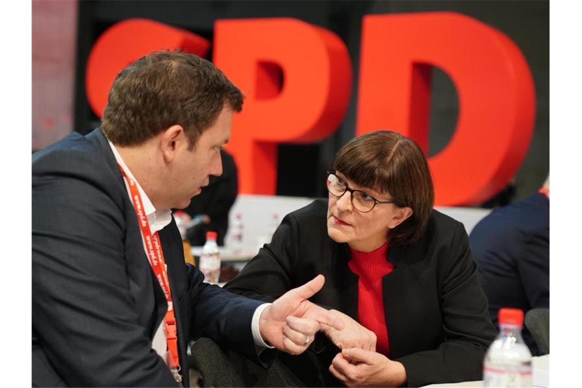 SPD künftig mit Spitzenduo Esken/Klingbeil? SPD-Generalsekretär Lars Klingbeil bei einem Parteitag 2019 im Gespräch mit Saskia Esken. Foto: Kay Nietfeld/dpa