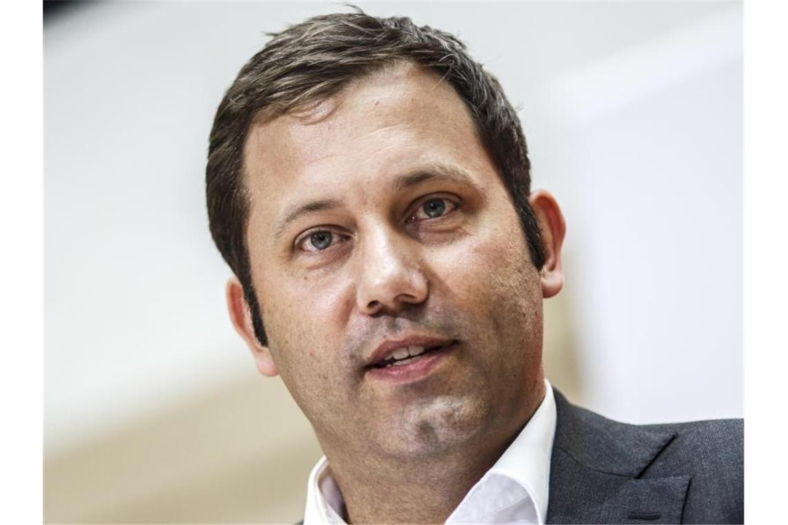 Linksbündnis im Fokus: „Option endlich ernsthaft prüfen“ SPD-Generalsekretär Lars Klingbeil erwartet von der Union, dass sie sich klar von der AfD abgrenzt. „Dazu höre ich von Frau Kramp-Karrenbauer nichts“, kritisierte er. Foto: Carsten Koall